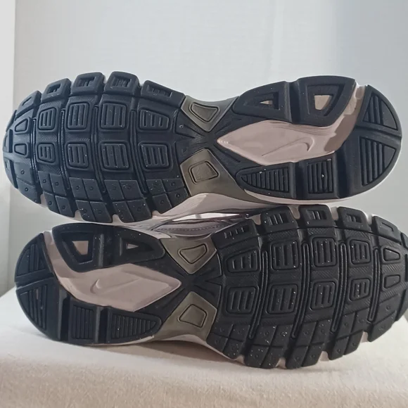 Nike Womens Initiator running shoes, white, metallic silver, and pink. Sz 9 - Picture 9 of 9